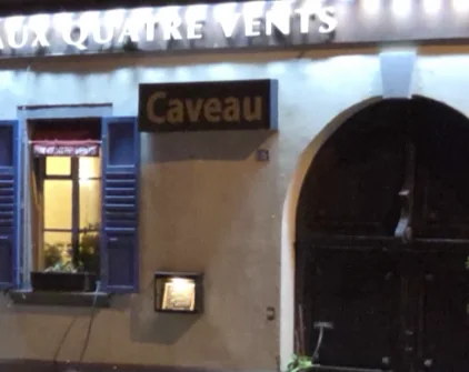 L'entrée du caveau le soir, sous l'enseigne Aux Quatre Vents